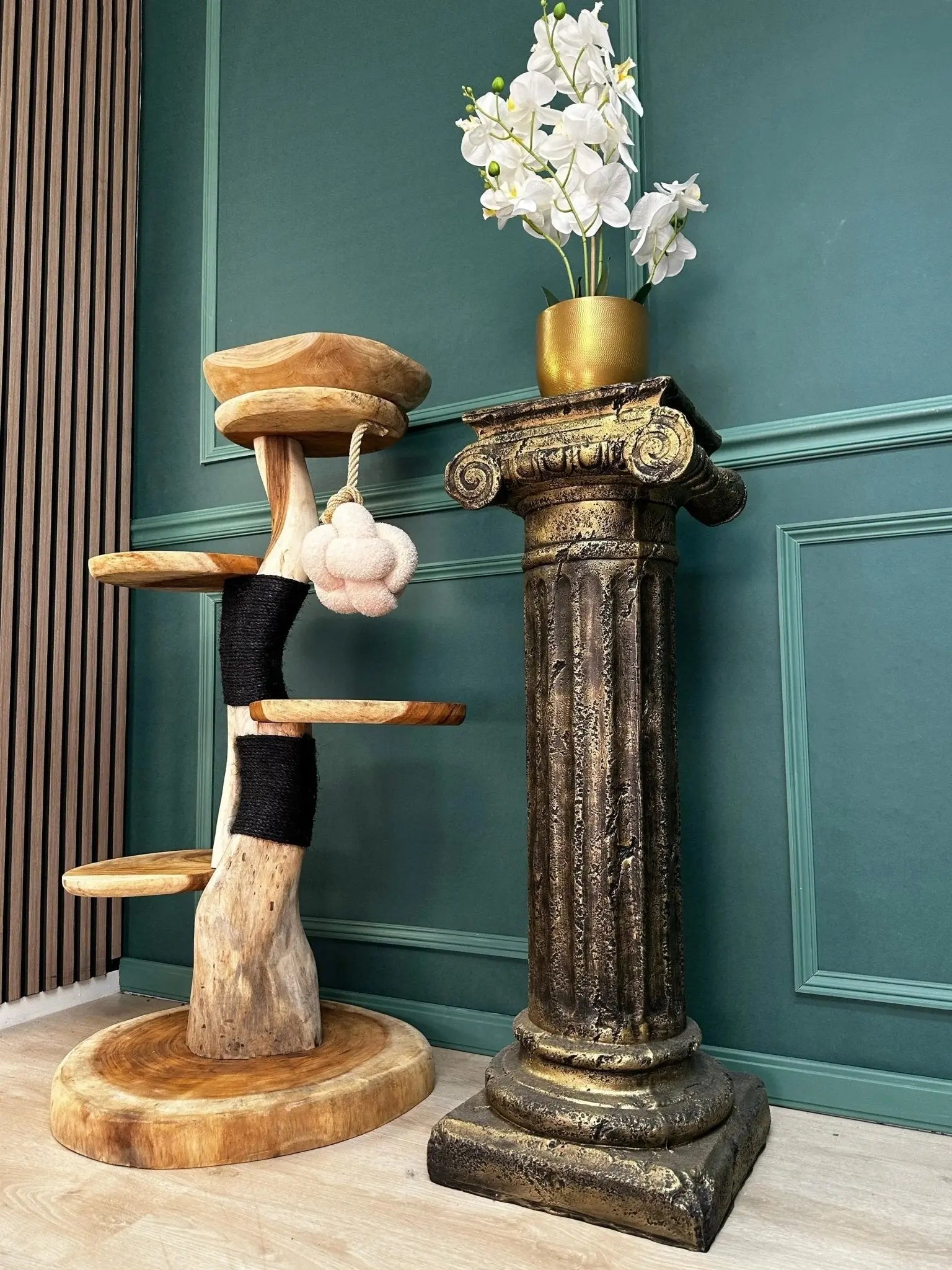 Complete Suar Houten Krabpaal met Zwart Krabtouw, Schaal & Speeltje – 105 cm Hoog | Handgemaakt - TropiCasa.nl