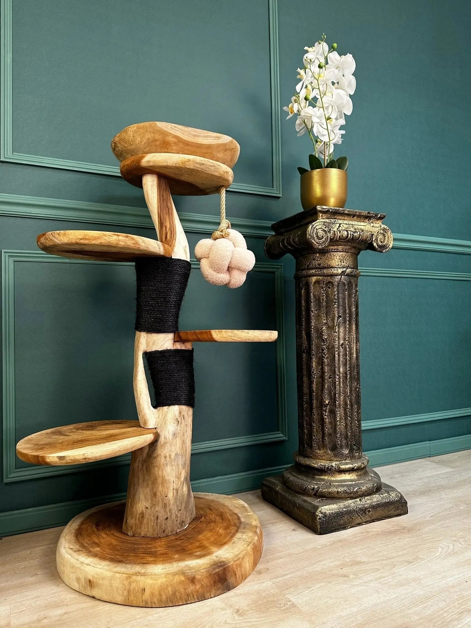 Complete Suar Houten Krabpaal met Zwart Krabtouw, Schaal & Speeltje – 105 cm Hoog | Handgemaakt - TropiCasa.nl