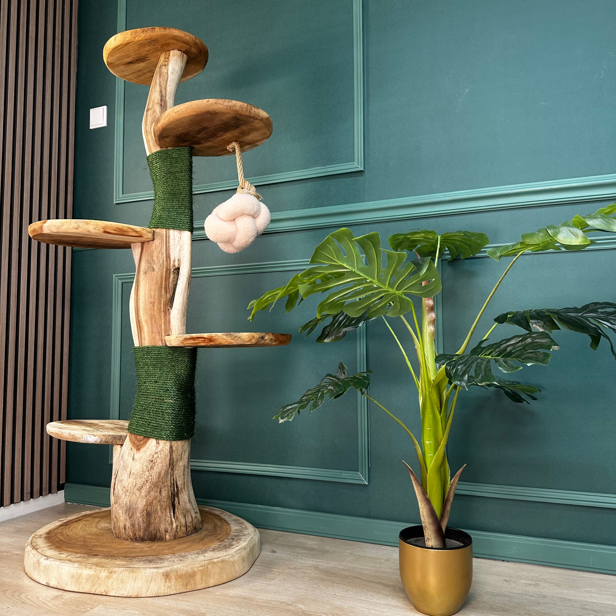 Suar Houten Kattenboom met 5 ligplaatsen, groen krabotuw en beige kattenspeeltje