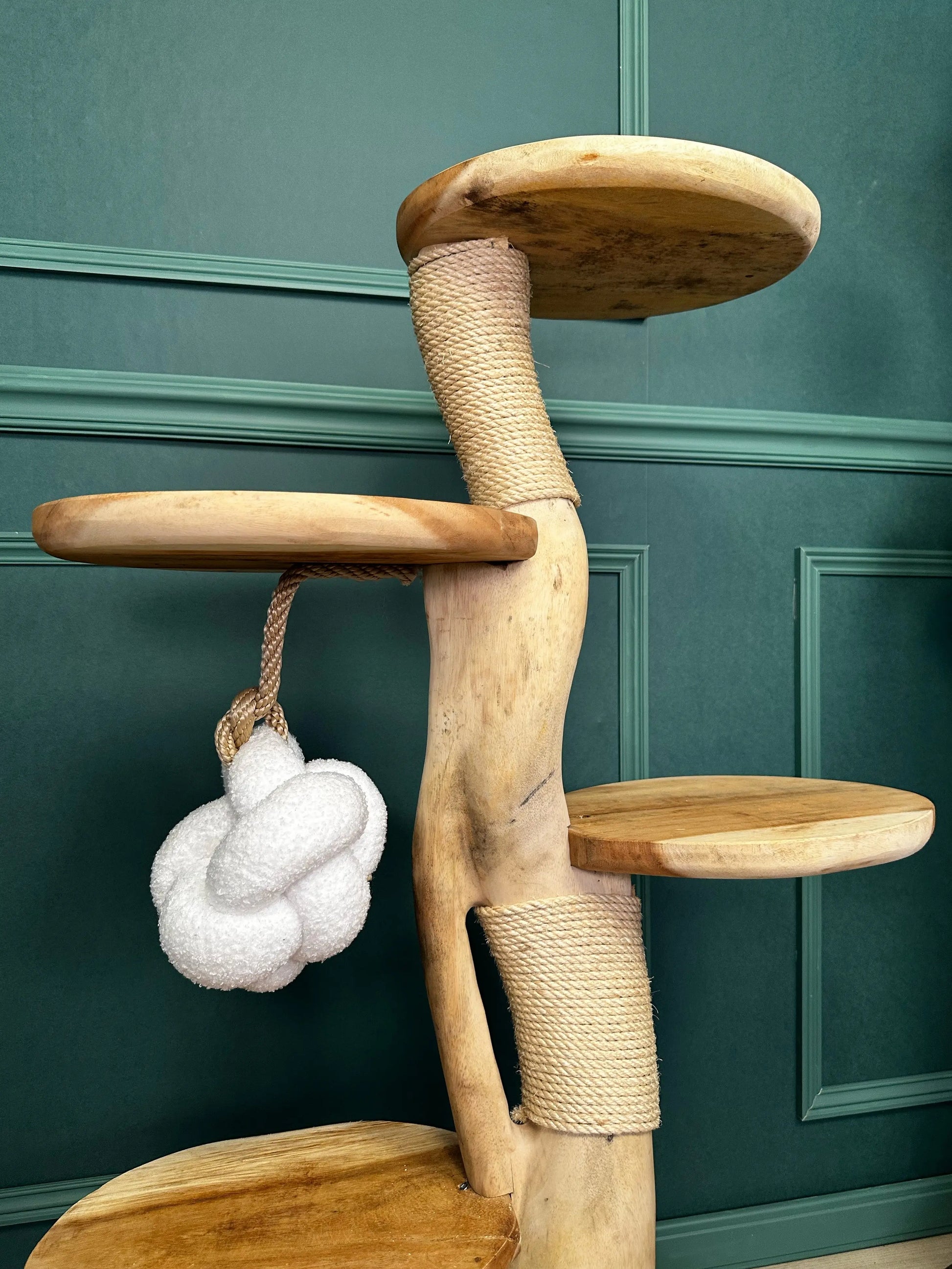Houten Krabpaal kopen Complete Suar Houten Krabpaal met Krabtouw & Speeltje – 105 cm Hoog | Handgemaakt 