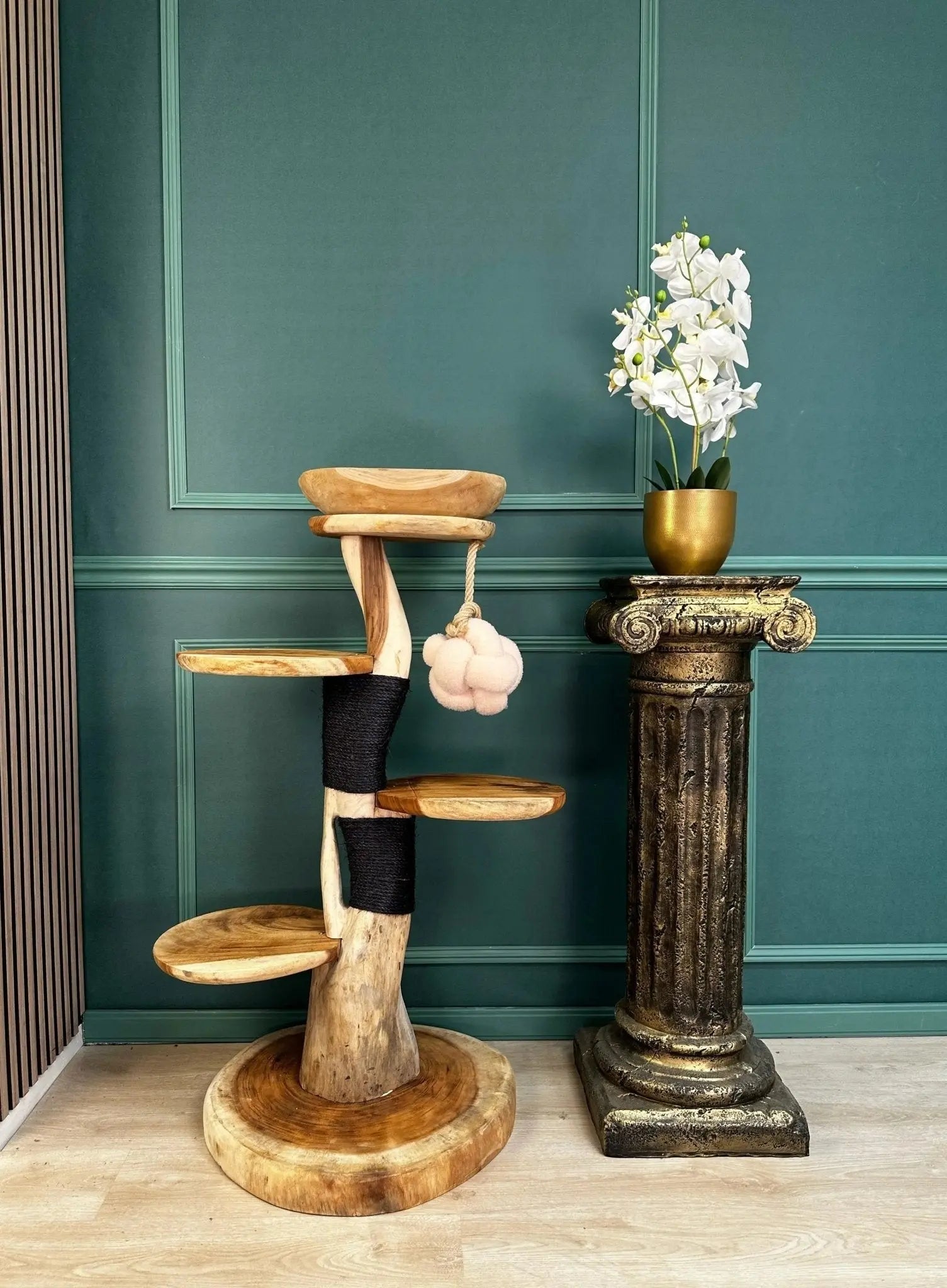 Complete Suar Houten Krabpaal met Zwart Krabtouw, Schaal & Speeltje – 105 cm Hoog | Handgemaakt - TropiCasa.nl